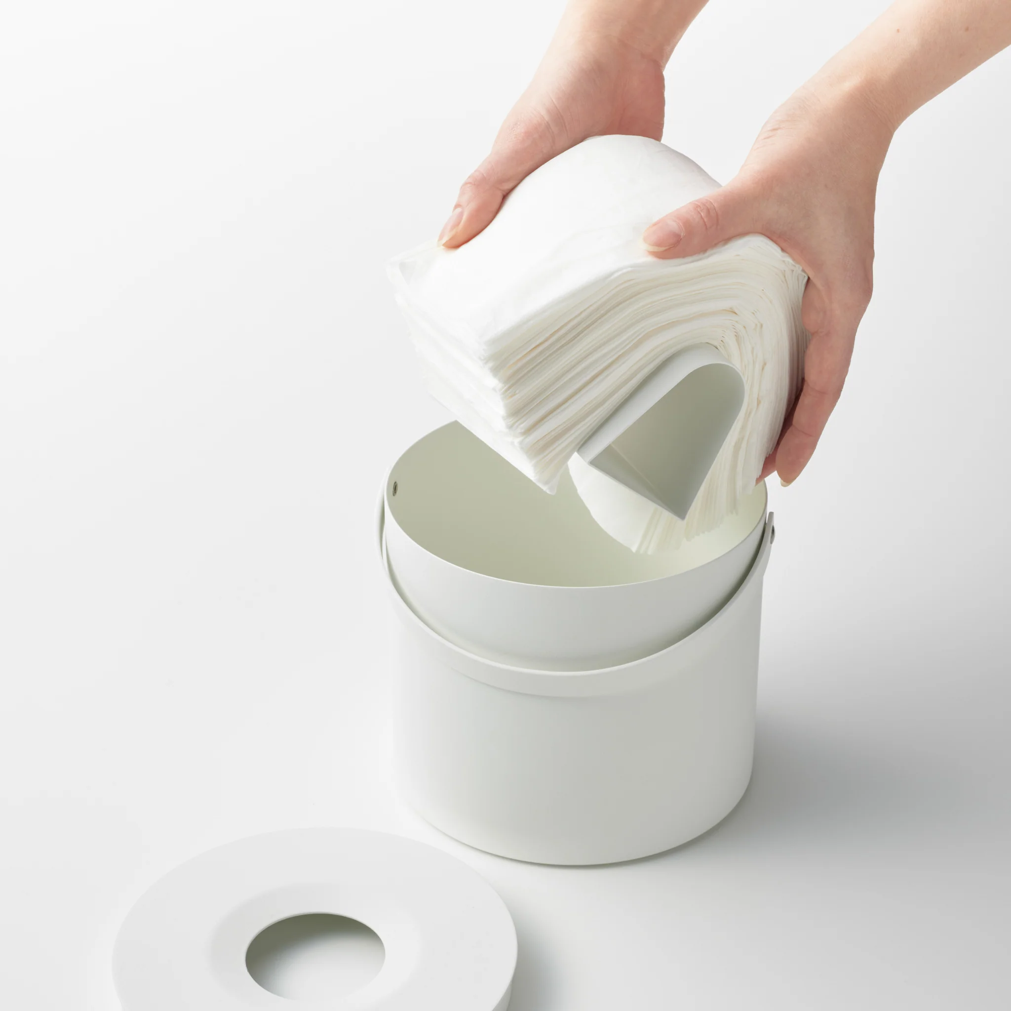 Tissue Case Round with Handle - Image 9