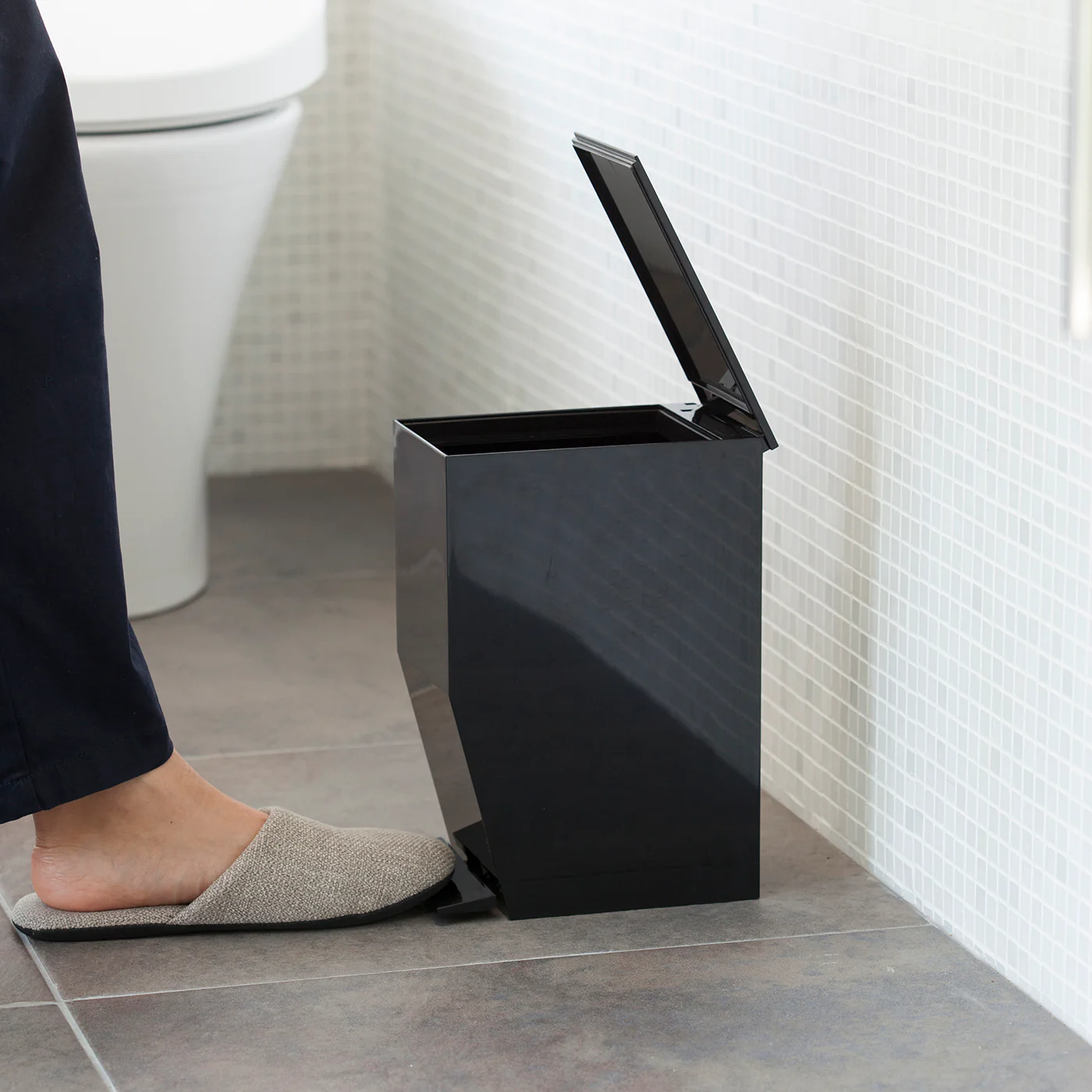 Step-on Sanitary Trash Can - Image 9